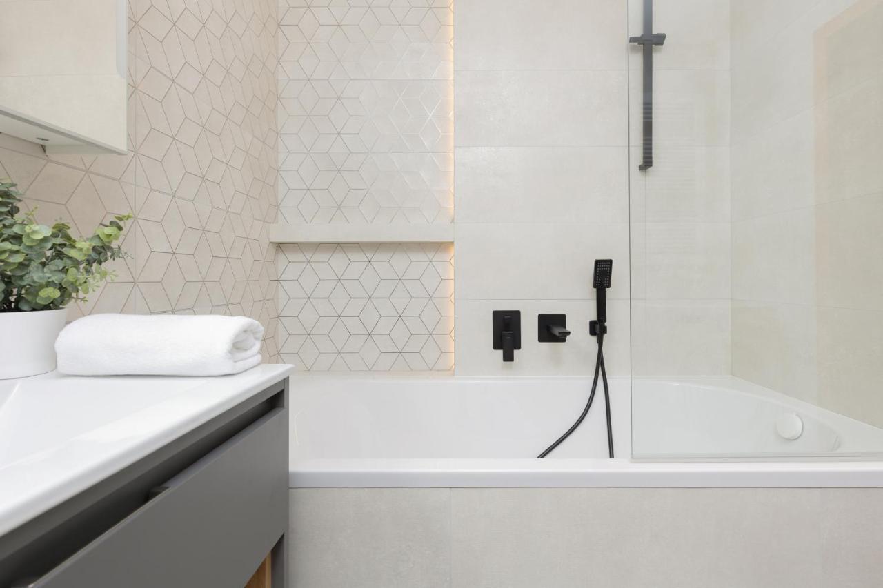 Beautiful & Spacious Warsaw Apartment By Noclegi Renters ภายนอก รูปภาพ